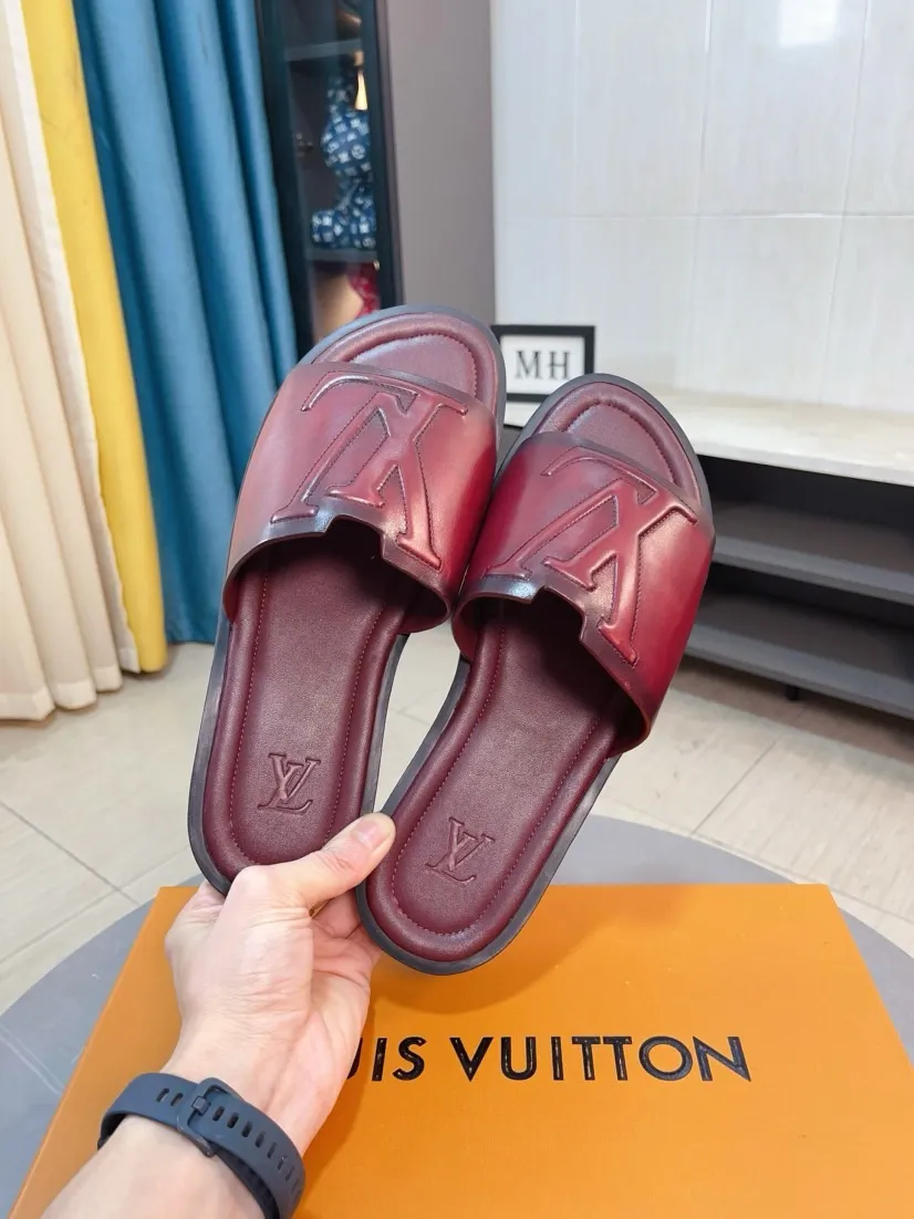 Men's men's shoes 💰360🌸🌸LV medium men's spring and summer slippers counter synchronization. The uppers are imported from Italy with open edge beads and color-changing logo graphics. High-quality craftsmanship. Soles: Original soles specially provided by the original factory. Exclusive molded soles are super comfortable. Original factory single goods. 🔍🔍High quality. You can enter and exit the counter at will. Welcome to compare. Size 38-45